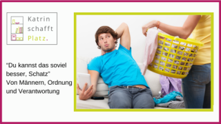 Fauler Mann, der auf dem Sofa am Handy ist, während die Frau mit einem vollen Wäschekorb daneben steht.